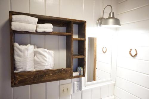 谢弗湖Shaver Lake Village Hotel的浴室提供镜子和白色毛巾
