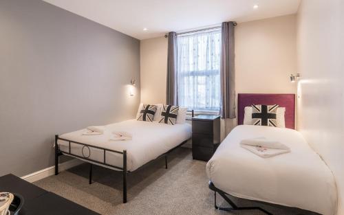 伦敦皇家萨巴酒店客房内的一张或多张床位