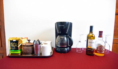 圣米格尔Hotel Europa的一张桌子、一个咖啡壶和瓶装葡萄酒