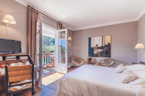 圣艾蒂安德拜戈里弧酒店的一间卧室设有一张床和一个阳台