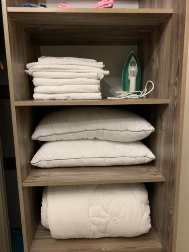 尼科波尔Апартаменты1的衣柜里堆成的白色枕头