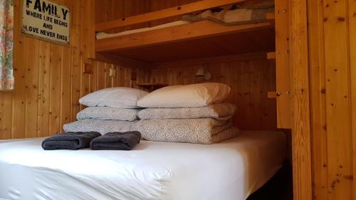 塞尔福斯Cozy Cabin in the Woods的小屋床上的毛巾堆