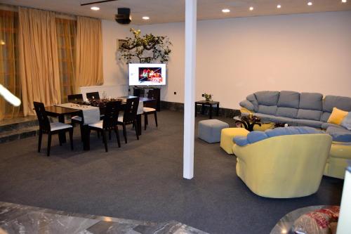 波罗维茨Persey Villa Borovets的带沙发的客厅和用餐室