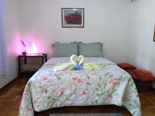 佩尼多Suites do Reino Penedo RJ的一间卧室,配有一张床,床上有一个弓