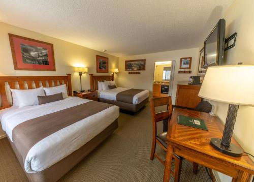 斯诺马斯村波克罗蒂旅舍的酒店客房设有两张床和一张带台灯的桌子。