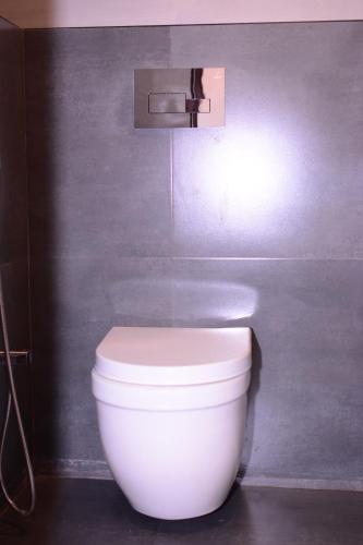 科泽科德Alhind Calicut Tower的浴室设有白色卫生间和墙壁