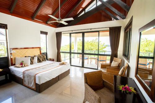 拉奇拉奇Dreamview Villas的一间卧室设有一张床和一个阳台