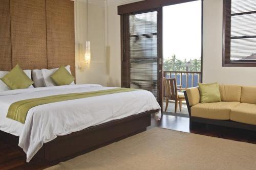努沙杜瓦Apartment Nusa Dua的卧室配有床、椅子和窗户。