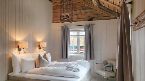 NussfjordNusfjord Arctic Resort的卧室配有白色的床和窗户。