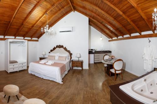 波梅罗迪Chalés Pomerode的一间卧室配有一张床和浴缸