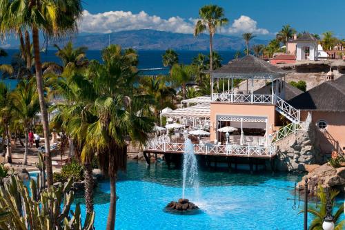 阿德耶公爵湾酒店的度假村游泳池中央的喷泉