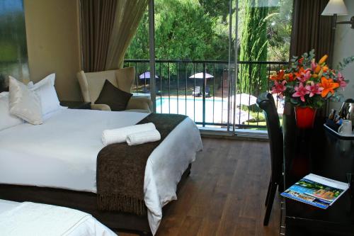 奥茨胡恩奥茨胡恩酒店的酒店客房设有一张床和一个阳台。
