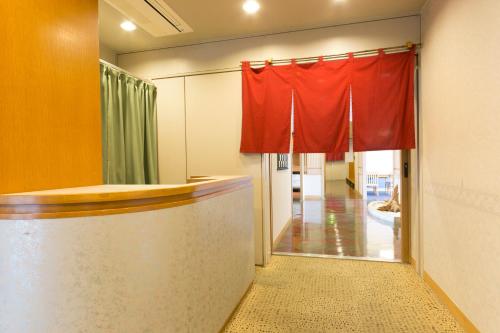 浜田市岛根县滨田广场华盛顿酒店的走廊里的一个红色窗帘