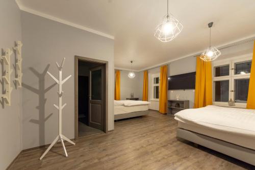 小莫拉夫卡Hotel pod Kapličkou的卧室配有两张床,墙上有一个十字架
