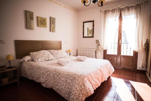 Torremocha del CampoCasa La Alegría de La Alcarria I的一间卧室配有一张带两个枕头的床
