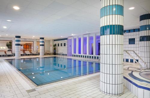 巴尼奥勒德日洛恩杜贝里水疗酒店的大型建筑中的大型游泳池