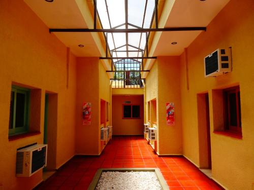 门多萨Black Sheep International Hostel的一条空的走廊,有橙色的墙壁和天花板
