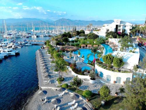 费特希耶游艇经典酒店-精品级度假村的享有码头的度假村空中景致