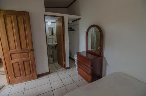 圣何塞Casa Kibi Kibi的一间带木制梳妆台和镜子的浴室