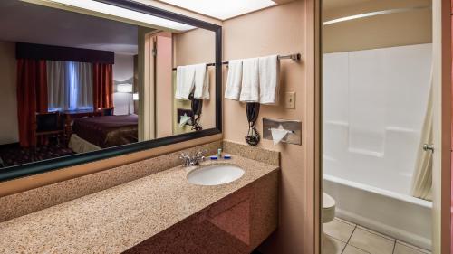 贝斯特韦斯特行政酒店的一间浴室