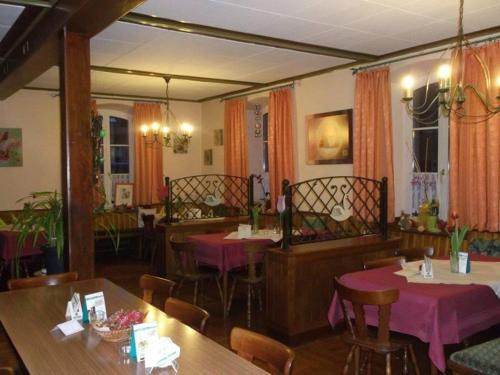 Gasthaus zum Schwanen餐厅或其他用餐的地方