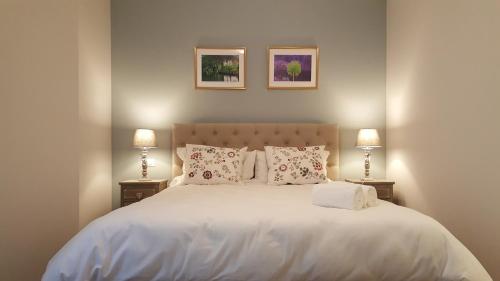 图尔Chez Jacqueline的一间卧室配有一张带两盏灯的大型白色床。
