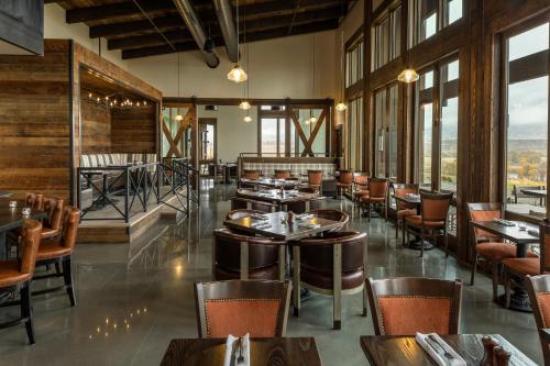 普雷鼠尾草山林小屋的餐厅设有桌椅和窗户。