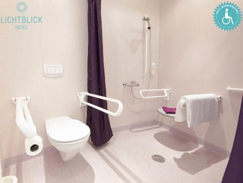 Alling加尼利彻布历克酒店的一间带卫生间和淋浴的浴室