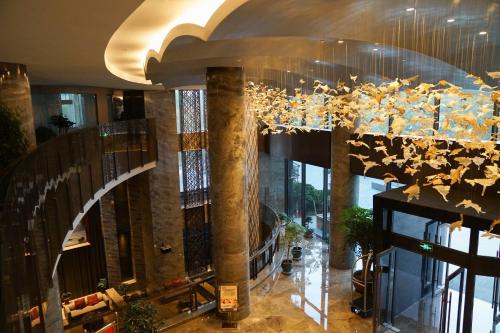烟台烟台孚利泰国际大酒店 的大楼大堂的吊灯