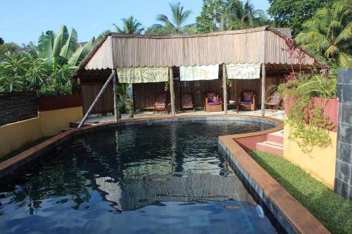 贝岛Hotel Ambalamanga的房屋前的游泳池