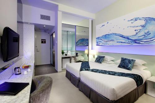 吉隆坡吉隆坡维瓦特尔酒店的酒店客房设有一张大床和一台电视。