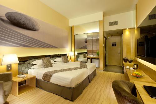 吉隆坡吉隆坡维瓦特尔酒店的酒店客房,配有床和电视