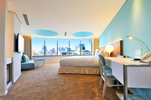 台北洛碁大饭店中华馆的酒店客房配有一张床、一张书桌