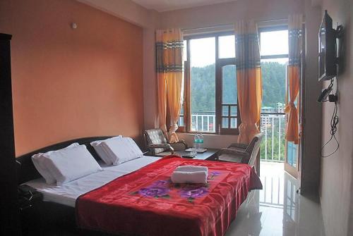 达兰萨拉Mountain and Moon, Dharamkot的一间卧室设有一张床和一个大窗户