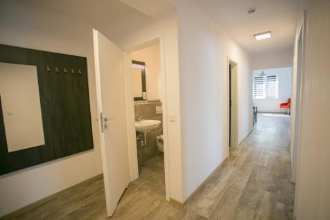 汉堡Apartments A7的带盥洗盆的走廊和浴室的客房