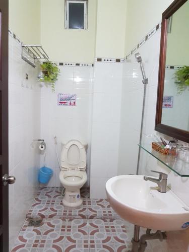 Hostel Đặng Lợi ホステルダンロイ的一间浴室