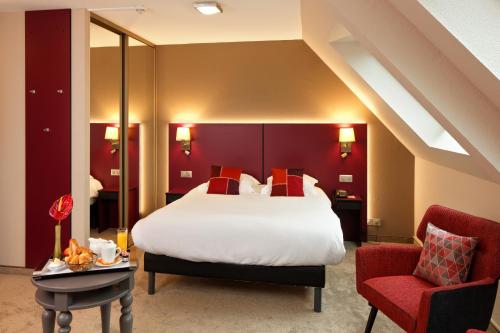 埃尔施泰因Hotel Restaurant Crystal的一间卧室设有一张大床和红色的墙壁