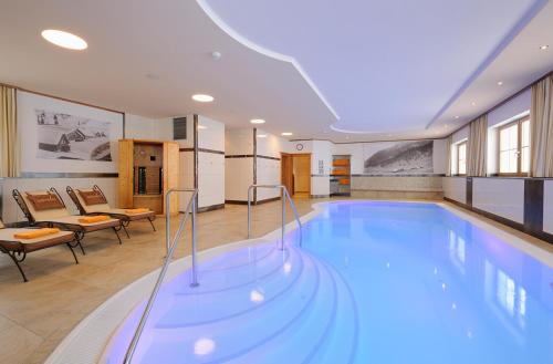 扎奥岑湖阿本玫瑰酒店的在酒店房间的一个大型游泳池