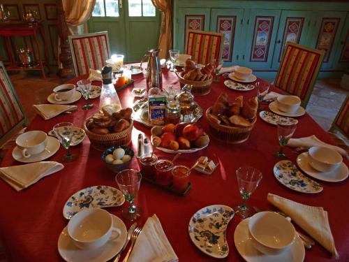 Labastide-du-Vert拉穆林酒店的一张桌子,上面有红色的桌布,上面有食物