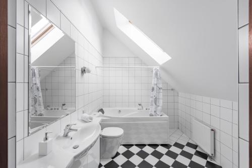 德鲁斯基宁凯BURMISTRO NAMAS的白色的浴室设有浴缸和水槽。