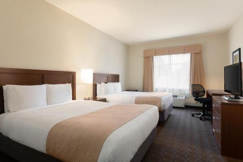 渥太华渥太华机场戴斯酒店的酒店客房设有两张床和一台平面电视。