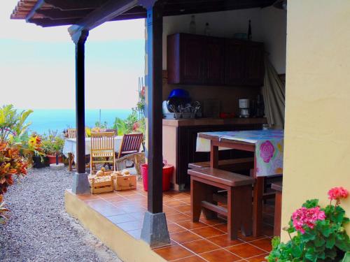 蒂哈拉费Casa Rosa的一个带桌子并享有海景的厨房