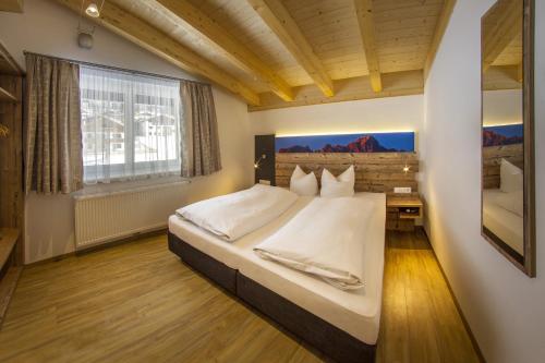 纳瑟尔文勒马拉德旅馆的一间卧室设有一张大床和一个窗户。