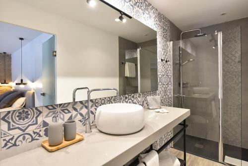 大加那利岛拉斯帕尔马斯OFF TRIANA的一间带水槽和淋浴的浴室