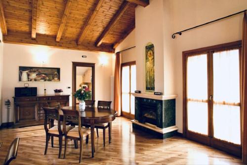 利莫内皮埃蒙特Villa Teresa的一间带桌子和壁炉的用餐室