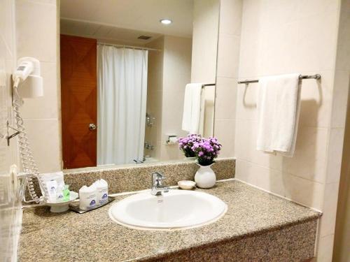 素叻钻石广场酒店的一间带水槽和花瓶的浴室