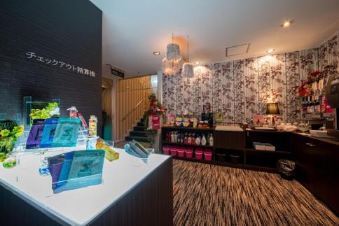 KasukabeHotel Brooks (Adult Only )的一间有柜台的杂货店