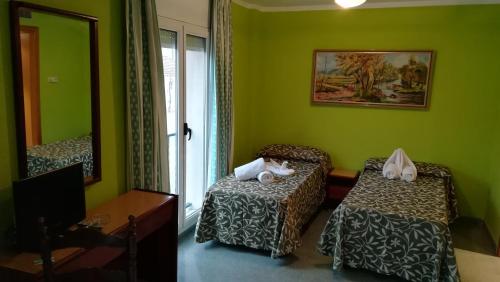 Arbós唐佩拉约酒店的绿色客房 - 带床和镜子
