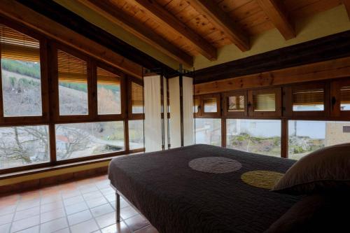 蓬托内斯Casas Rurales El Nacimiento的一间设有床铺的卧室,位于带窗户的房间内