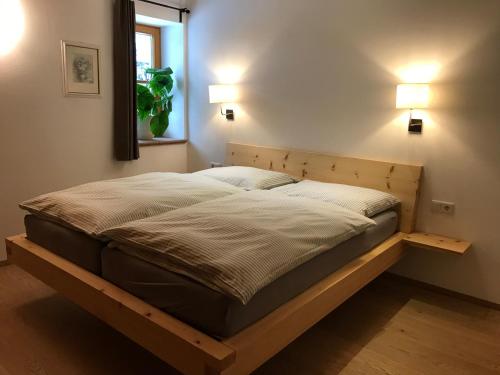 维尔芬翁拉姆绍尔豪斯酒店的卧室内的木架床